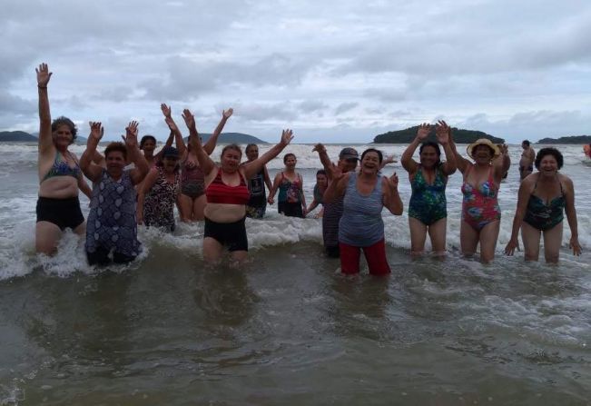 Idosos do CCI  passeiam na praia